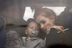 დედა-შვილი ტოვებს კიევს 24 თებერვალს, რუსეთის თავდასხმის შემდეგ / AP Photo/Emilio Morenatti