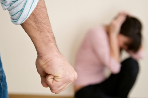 რუსთავში ცოლზე სისტემატური ძალადობის ბრალდებით მამაკაცი დააკავეს