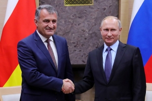 ფოტოზე - ანატოლი ბიბილოვი და რუსეთის პრეზიდენტი ვლადიმერ პუტინი