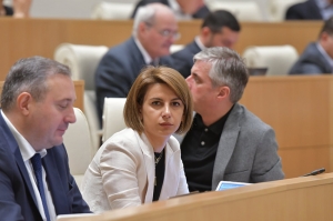 თამარ ჩუგოშვილმა და კიდევ 6-მა დეპუტატმა „ქართული ოცნება“ და თანამდებობები დატოვეს