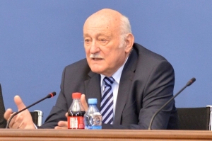 ფოტოზე რევაზ არველაძე