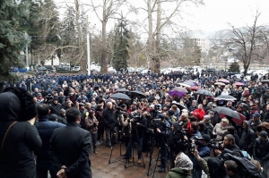 ბორჯომში საკრებულოს თავმჯდომარის გადადგომის მოთხოვნით აქცია გაიმართა