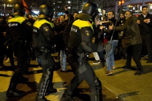 ჰოლანდიის პოლიციამ ერდოღანის მხარდამჭერი მიტინგი როტერდამში ძალის გამოყენებით დაშალა