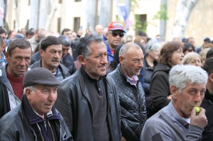 ფოტოზე აგარის შაქრის თანამშრომლები საპროტესტო აქციაზე