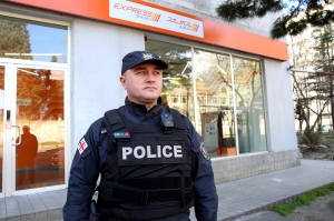 თბილისში „საქართველოს ბანკის“ ფილიალის დაყაჩაღების ბრალდებით 2 პირი დააკავეს