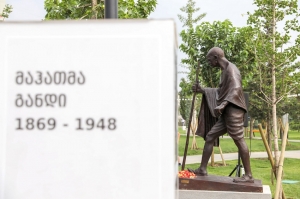 თბილისში მაჰათმა განდის ძეგლს სათვალე მოპარეს