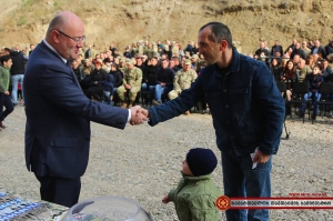 თავდაცვის სამინისტრომ სამხედრო მოსამსახურეებს ახალი ბინები გადასცა