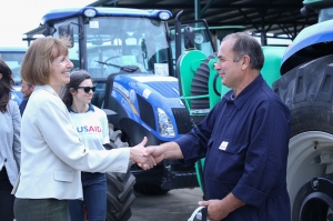 ფაროსანასთან საბრძოლველად USAID-მა სურსათის სააგენტოს 17 ტრაქტორი გადასცა