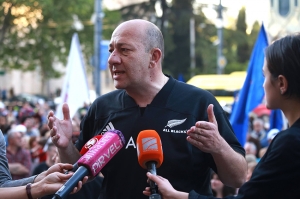 ფოტოზე პროფკავშირების თავმჯდომარე ირაკლი პეტრიაშვილი