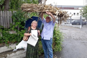 „ეს ქვეყანა ჩალით არის დახურული“ – გოგი წულაიამ სასამართლოსთან ჩალა მიიტანა