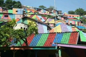 ინდონეზიის მთავრობამ ღატაკი სოფლის სახლები ფერადად მოხატა