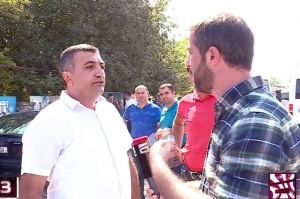 ბოლნისში „ქართული ოცნების“ დეპუტატი ჟურნალისტს დაჭრით დაემუქრა – მთავარი არხი