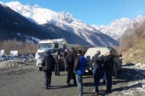 სვანეთში აქციის მონაწილეებს მშენებარე ჰესისკენ მიმავალი გზა გადაკეტილი აქვთ