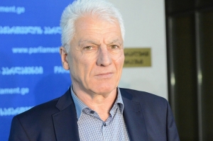 ქუცნაშვილისგან განსხვავებით „კაპოტზე“ უამრავ პროექტზე გვაქვს ხელი მოწერილი – მეჭიაური