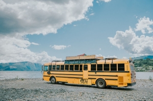 The Nomads Bus: მოსიარულე ჰოსტელად ქცეული სასკოლო ავტობუსი