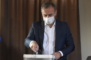 ფოტოზე - ლაგოდეხის საკრებულოს თავმჯდომარე კარლო ჯამბურია