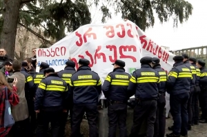 „ქართული ოცნების“ ყრილობა აქციის ფონზე მიმდინარეობს