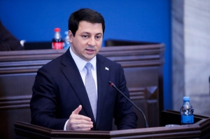 სირცხვილია, როდესაც საერთო პასუხისმგებლობას ტოვებ – თალაკვაძე პარტიიდან წასულ 6 დეპუტატზე