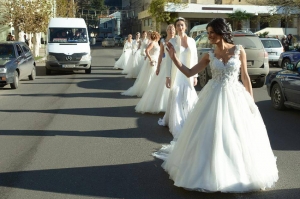 ქორწინების წასახალისებლად ჭიათურას 70 საქორწინო კაბა გადასცეს