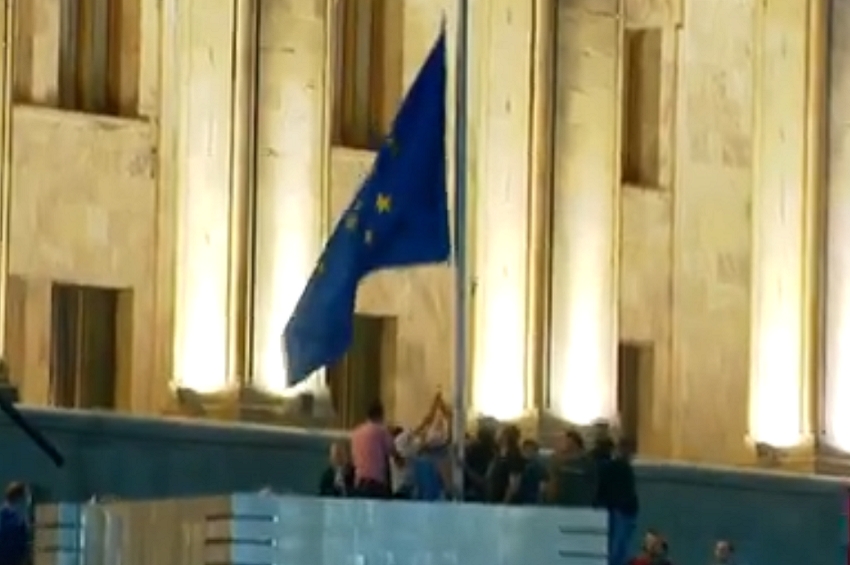 ძალადობრივმა ჯგუფებმა პარლამენტთან ევროკავშირის დროშა ჩამოხსნეს და დაწვეს