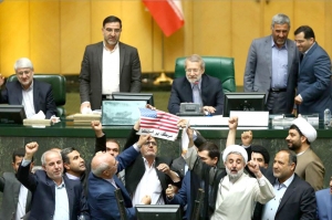 ირანის პარლამენტში ამერიკის დროშა დაწვეს
