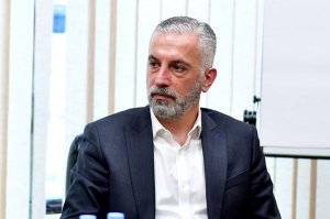 ფოტოზე კომუნიკაციების კომისიის ხელმძღვანელი კახა ბექაური