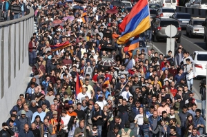 სომხეთში სერჟ სარგსიანის წინააღმდეგ საპროტესტო მსვლელობა იმართება