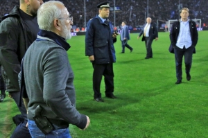 საბერძნეთში საფეხბურთო კლუბის პრეზიდენტი მოედანზე იარაღით შეიჭრა