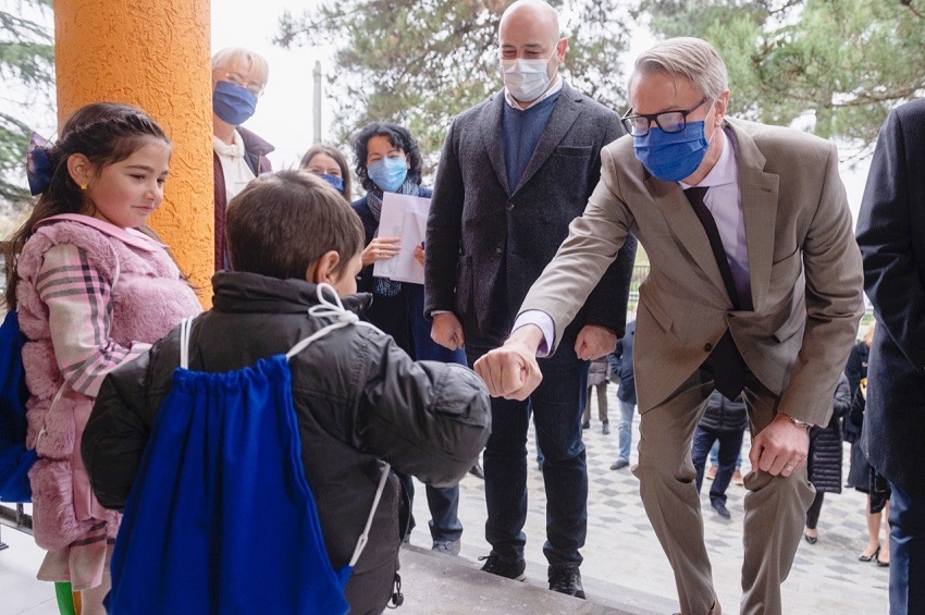 ევროკავშირის ელჩმა სოფელ იყალთოში ენერგოეფექტური საბავშვო ბაღი გახსნა